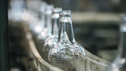 Empty beer bottles on the conveyor belt Video stock 71701236