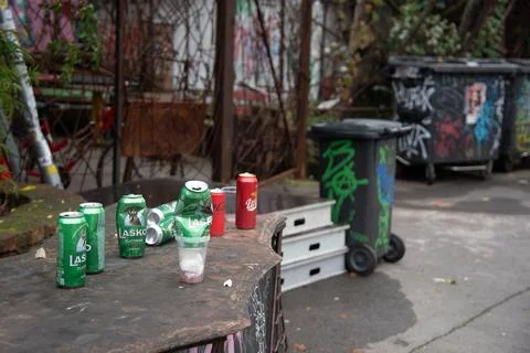 Empty beer cans and garbage in an urban setting representing pollution Stock-Fotos