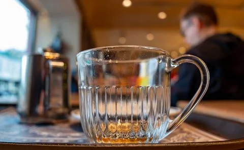 An empty beer mug on a tray in the bar. Foto stock