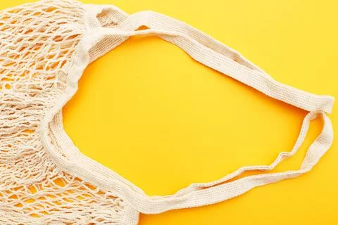 Empty beige reusable string shopping bag on orange background. plastic free Foto stock