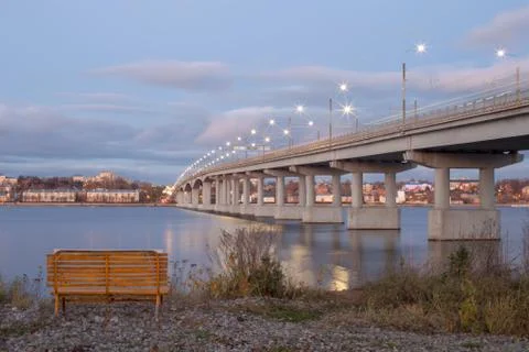 Empty bench against the background of the bridge over the Volga river Stockfoto's