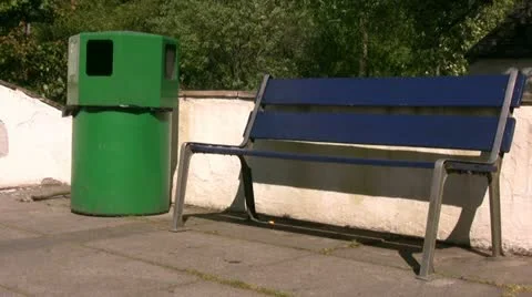 Empty bench and litter bin Vidéo 22385139