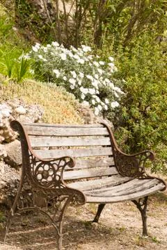 Empty bench in the countryside Stockfoto's