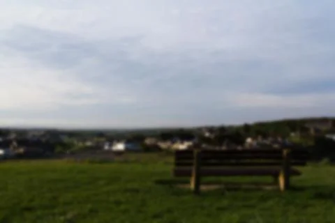 Empty bench over looking the countryside from Bude, Cornwall Out of focus. Foto stock