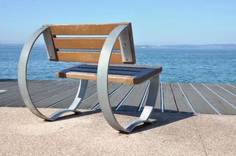 Empty bench overlooking on lake Foto stock