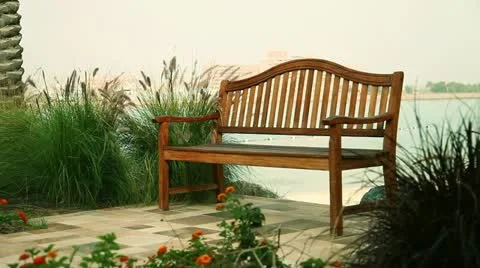 Empty bench in the park Vídeo Stock 11044237