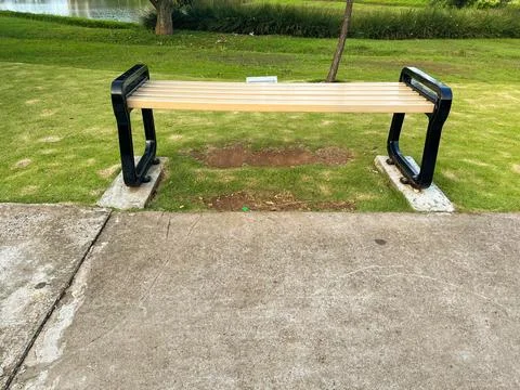 An empty bench in a park Stockfoto's
