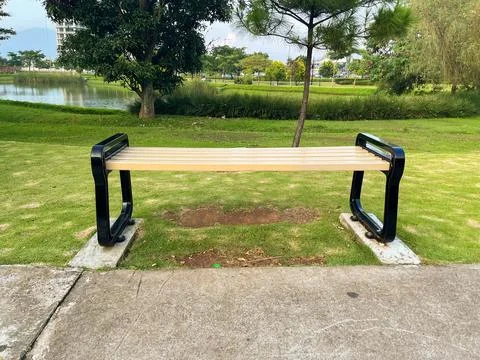 An empty bench in a park Stockfoto's