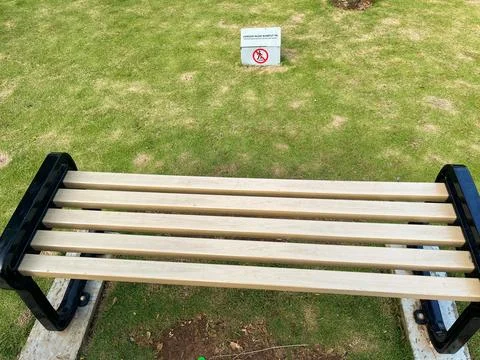 An empty bench in a park Stockfoto's