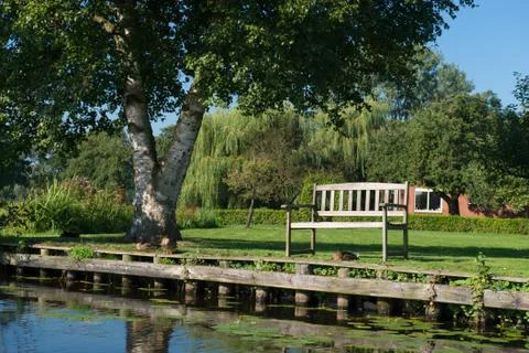 Empty bench Stock-Fotos