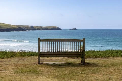 An empty bench with a view out to sea, on the Cornish coast at Newquay Foto stock
