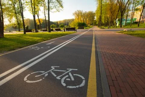 Empty bike path route infrastructure early in the spring sunny morning. No pe Foto stock