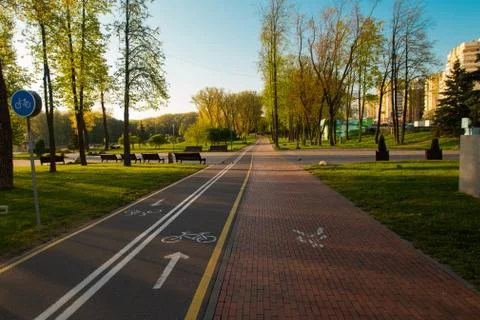 Empty bike path route infrastructure early in the spring sunny morning. No pe Foto stock