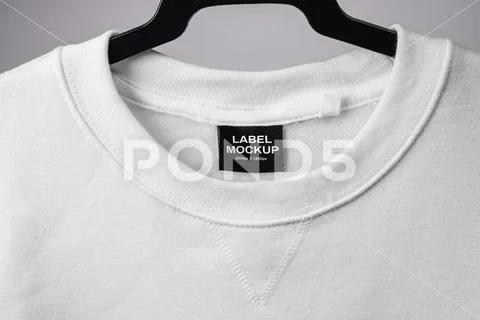 Empty black label on white sweatshirt for logo, size and info. Modèle PSD