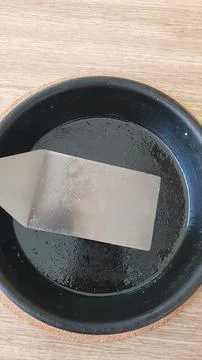 Empty black pan with spatula Fotos Stock