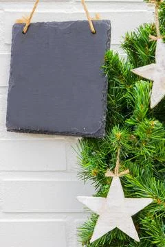 Empty blackboard with copy space next to a Christmas wreath Foto stock