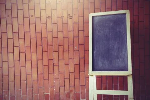 Empty Blackboard easel,stand on the brick background. Foto stock