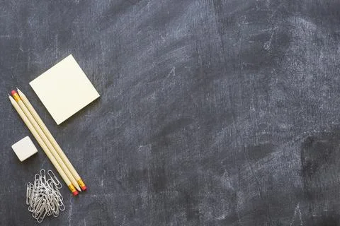 Empty blackboard with stationery Foto stock