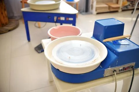 An empty blue potter's wheel is prepared for the group practice of lepui pott Stock-Fotos
