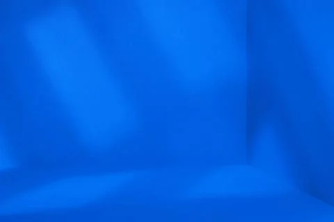 Empty blue room corner with window shadow Foto stock