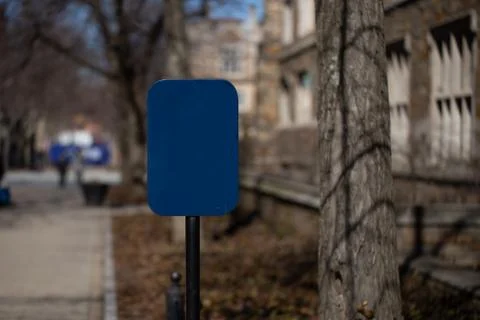 Empty blue sign on pathway Stock-Fotos