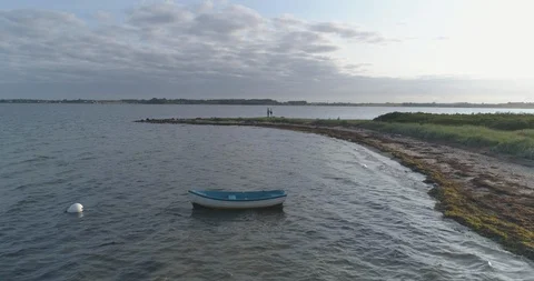 Empty boat moored in sea Vidéo 116207342