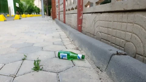 Empty bottle on the pavement 動画素材 195508373