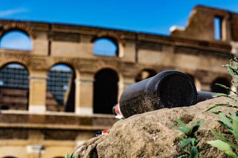 Empty bottles and garbage in front of the colosseum Stockfoto's