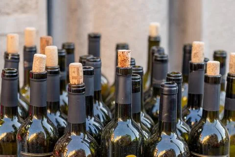 Empty bottles in front of a liquor store Foto stock
