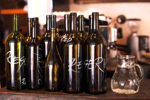 Empty bottles for Red and White Wine Foto stock