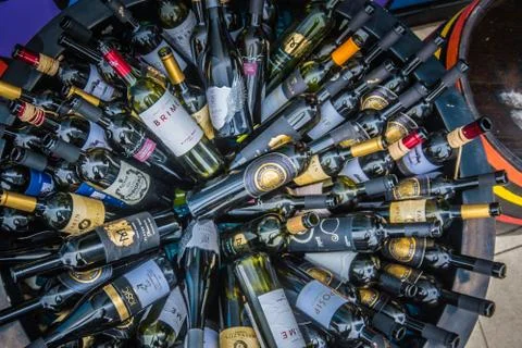 Empty bottles of vine close view top stacked Fotos de archivo