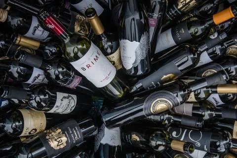 Empty bottles of vine close view top stacked 库存照片