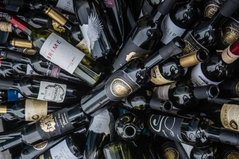 Empty bottles of vine close view top stacked Fotos de archivo