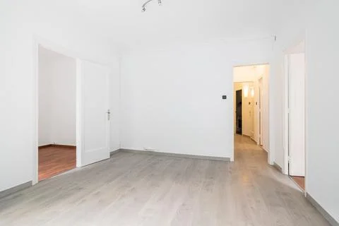 Empty bright spacious walk-through room with open doors and a view of other Fotos de archivo