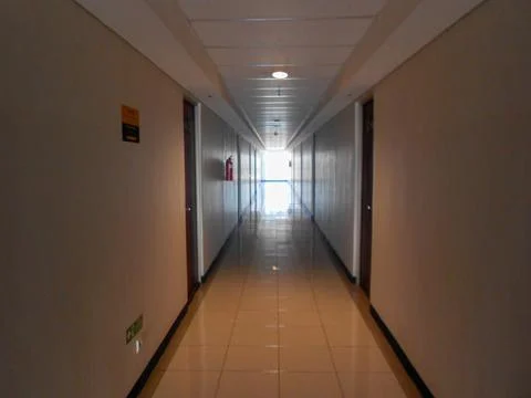 Empty Building Corridor with Symmetrical Perspective Foto stock