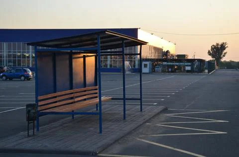Empty bus stop at sunset Foto stock