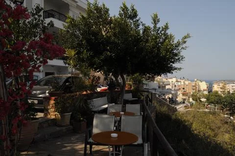 Empty cafe in Greece in the begining of touristic season Foto stock