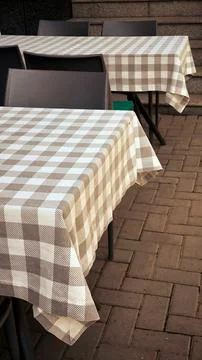 Empty cafe terrace with tables covered in checkered tablecloths. Foto stock