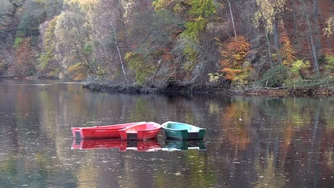 Empty canoes floating  in scottish Loch. Video stock 99088456
