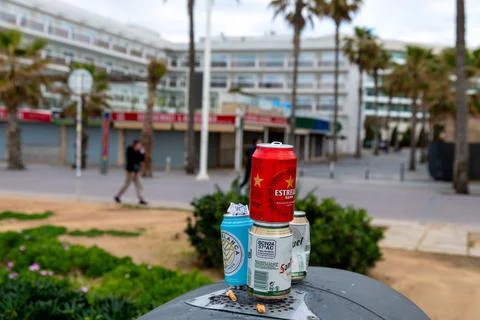 Empty Cans Stacked on Trash Bin in Coastal Plaza Fotos Stock