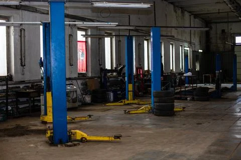 Empty car repair service workshop with blue hydraulic lift. Auto maintenanc.. Stock Photos