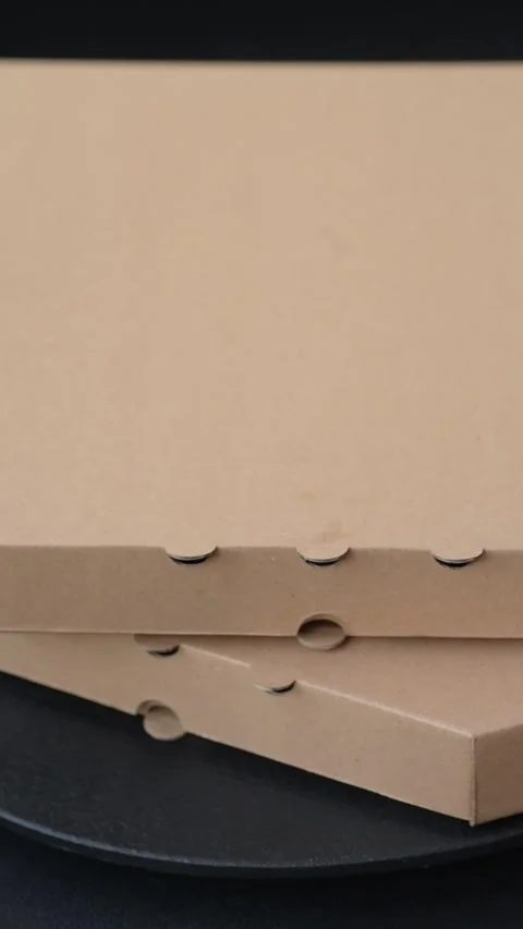 Empty cardboard rectangular brown box for delivery of delicious pizza Vídeo Stock 291322521