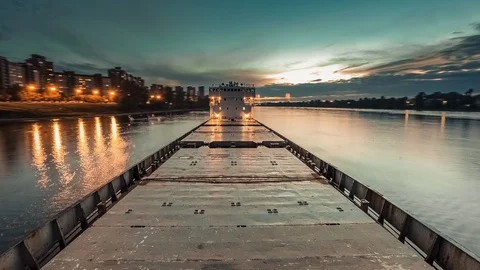 Empty cargo boat on river 库存影片 107915696