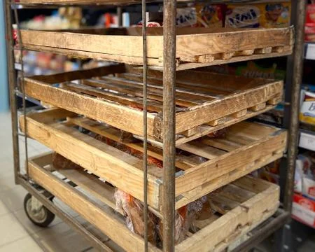 Empty cart, bread tray. Mobile photo. Supermarket. Foto stock