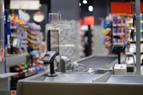 Empty cash desk with computer screen and card payment terminal on blurry ba.. Foto stock