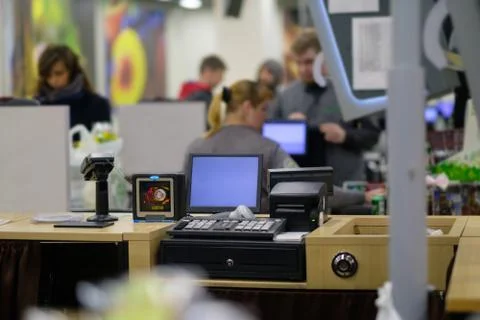 Empty cash desk with computer screen and card payment terminal with cashier.. Foto stock