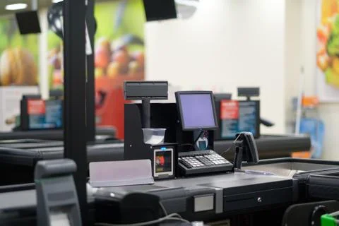 Empty cash desk with computer screen and card payment terminal on blurry ba.. Foto stock