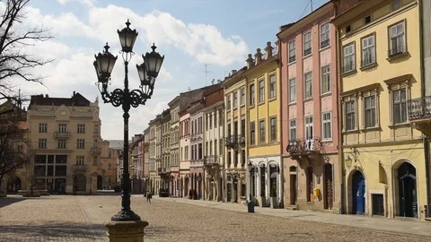 Empty central market square (Rynok Square) in Lviv. 스톡 동영상 128677815