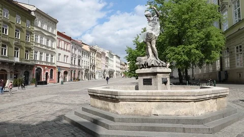 Empty central square (Rynok Square) of Lviv. Video stock 130029312