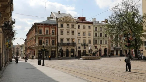 Empty central square (Rynok Square) of Lviv. Video stock 130029324